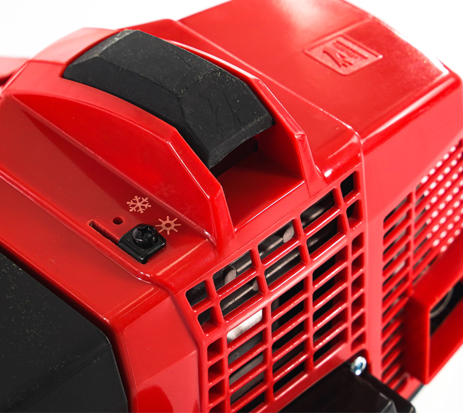 <b>Заслонка "зима-лето"</b> защищает от обледенения карбюратора и воздушного фильтра зимой, в то же время летом она отсекает горячий воздух от впуска.