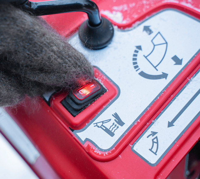 <b>Подогрев рукояток</b> на моделях 620В, 700Е и 760 TE для комфортной работы в сильный мороз. Кнопка включении на панеле оператора.