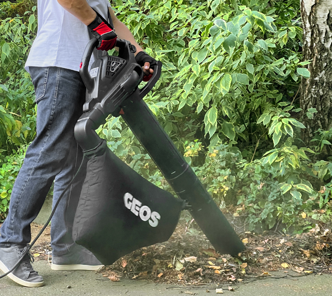 <b>Функция 3В1 - Сдувание, Сбор, Измельчение.</b>  Режим всасывающего садового измельчителя позволяет легко собирать сухой мусор в мешок.