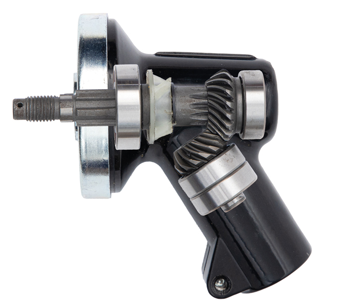 <b>Жесткий приводной вал</b>. Редуктор с гипоидной передачей в мотокосах GEOS MAX необслуживаемый и снабжен смазкоразбрызгивателем.