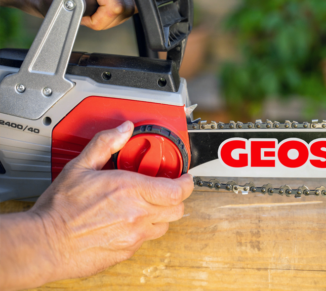 <b>Боковое натяжение цепи</b> позволяет упростить этот процесс, значительно ускоряя работу.