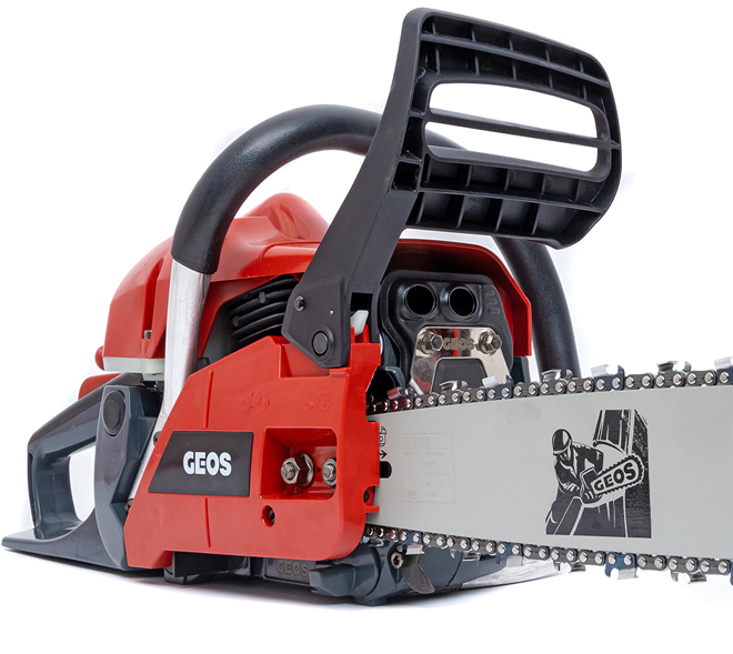 <b>Продуманная эргономика и управление</b> удобное расположение элементов управления при работе. Боковое натяжение цепи для удобства регулировки натяжения пильной цепи.