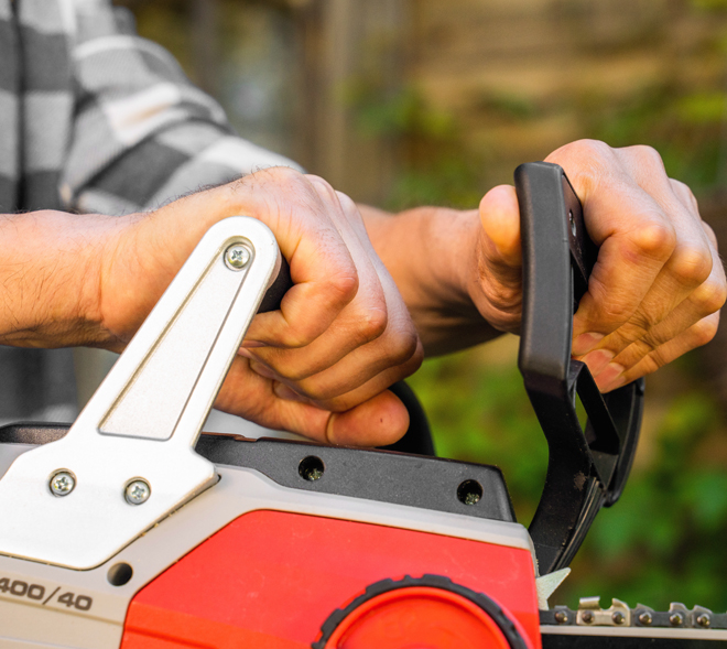 <b>Безопасность:</b> оснащена предохранителем от перегрузки, пассивной защитой обеих рук и системой автоматического и принудительного тормоза цепи, что обеспечивает безопасность во время работы.