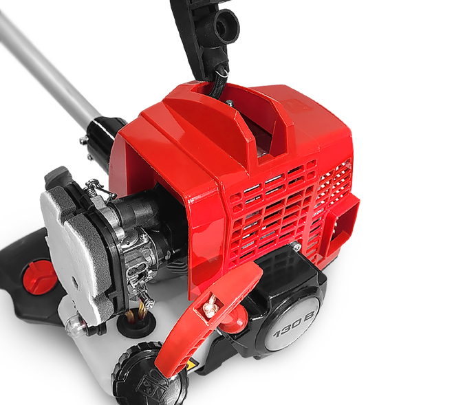 <b>Удобный доступ</b> к свече зажигания и воздушному фильтру. Сервисное положение обеспечивает легкий доступ для замены и очистки косильной гарнитуры.