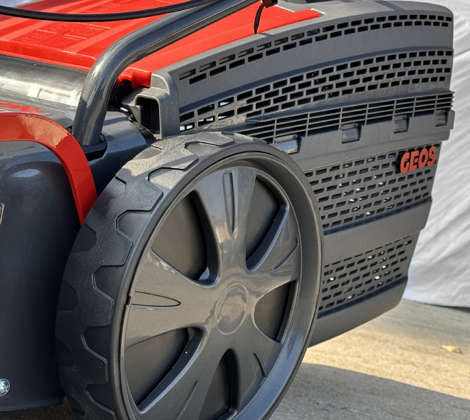 XStrong - самая надежная конструкция крепления рукояток газонокосилок. Рукоятки устанавливаются в пазы в металлической деке, тем самым обеспечивая жесткость конструкции.