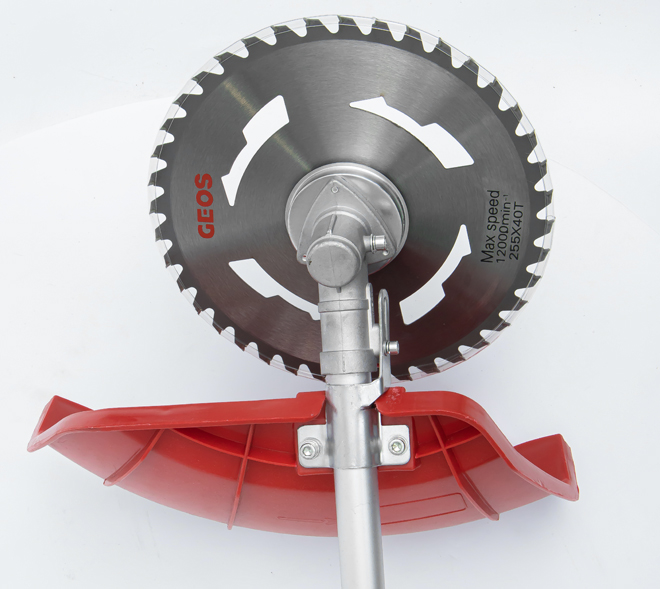 <b>Надежная косильная гарнитура</b> головка с леской, 3 лопастной или 40 зубцовый нож по густой поросли и кустарнику. Зависит от модели. См. комплектацию конкретной мотокосы.