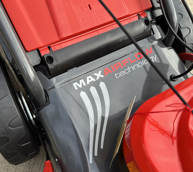 MaxAirFlow (Максимальный воздушный поток)
Форма и размер цельной металлической деки и ножа выполнены таким образом, чтобы создать высокую подъемную силу для ровного реза и мощный поток для полного наполнения травосборника с самой дальней части.